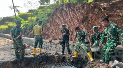 Satgas TMMD dan Warga Kompak Ngebut Rampungkan Pengecoran Gorong-Gorong