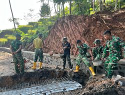 Satgas TMMD dan Warga Kompak Ngebut Rampungkan Pengecoran Gorong-Gorong