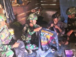 Berbagi Kasih TNI untuk Masyarakat, Satgas Yonif 521/DY Bagikan Kaos Kepada Warga Distrik Eragayam