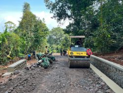 Terjunkan Alat Berat! H-1 Penutupan, Satgas TMMD 127 Kodim 0617/Majalengka Ngebut Padatkan Jalan