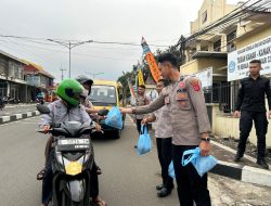 Menebar Kebaikan Ramadan, Sie Humas Polres Majalengka Bagikan Takjil