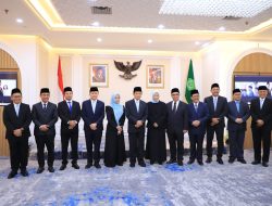 Menag Serahkan Keppres Penetapan Anggota BAZNAS kepada Dirjen Bina Keuda Agus Fatoni