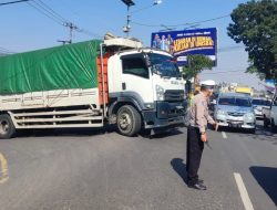 Truk Mogok di Jalan Raya Cikalang, Polisi Sigap Atur Lalu Lintas Cegah Kepadatan