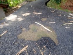 Padahal Baru Seumur Jagung Selesai dikerjakan, Pekerjaan Peningkatan Jalan Lingkungan di Dusun Neglasari Sudah rusak kembali, faktor ketebalan menjadi sorotan.
