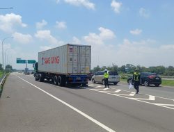 Optimalkan Kelancaran Arus Mudik, Satgas Kamseltibcar Lantas Polres Majalengka Arahkan Kendaraan Sumbu 3 Keluar