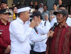 Kurangi Kemacetan Jalur Mudik Garut, Kapolres Garut Dampingi Gubernur Jabar Dedi Mulyadi Beri Kompensasi Rp1,4 Jut a untuk Kusir Delman dan Tukang Becak