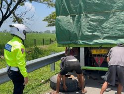 Tim Urai Sat Lantas Polres Majalengka Bantu Pengendara yang Baut Roda Truknya Patah di Tol Cipali