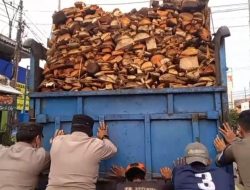 Anggota Pos PAM Kadipaten Bantu Dorong Truk Mogok di Simpang Empat Kadipaten