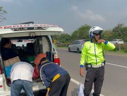 Kemanusiaan di Tengah Mudik, Tim Urai Polres Majalengka Bantu Ambulans Jenazah Alami Pecah Ban di Tol Cipali
