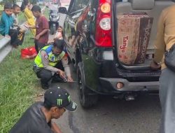 Aksi Sigap KBO Satlantas Polres Majalengka, Bantu Pemudik Pasang Ban Cadangan di Rest Area KM 166 Tol Cipali