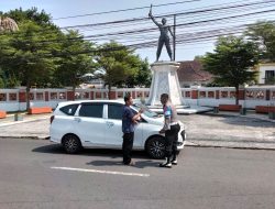 Aksi Sigap Personel Pos Terpadu Alun-Alun Majalengka, Bantu Pemudik Alami Kendala Ban Longgar