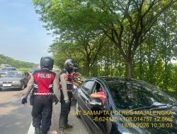 Pemberlakuan One Way di Tol Cipali, Sat Samapta Polres Majalengka Siaga Pantau Kelancaran Arus Mudik