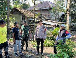 Respons Cepat Bencana Alam, Kapolsek Leuwimunding Tinjau Lokasi Terdampak Angin Puting Beliung
