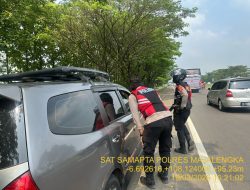 Pastikan Kelancaran One Way di Tol Cipali, Sat Samapta Polres Majalengka Halau Pemudik yang Berhenti di Bahu Jalan