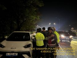 Gerak Cepat, Personel Polres Majalengka Evakuasi Korban Kecelakaan di KM 152 Tol Cipali Saat Subuh