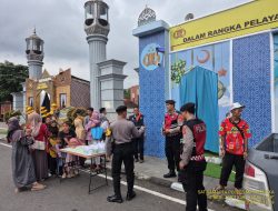 Berbagi Berkah di Bulan Suci, Sat Samapta Polres Majalengka Bagikan Takjil Gratis bagi Masyarakat di Alun-Alun