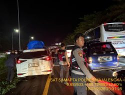 Cegah Fatalitas Kecelakaan, Personel Sat Samapta Polres Majalengka Amankan Evakuasi Mobil Pemudik yang Pecah Ban di Jalur B Tol Cipali