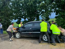 Gerak Cepat Personel Pos Yan KM 164, Bantu Evakuasi Mobil Pemudik yang Terjeblos di Area Tol Cipali