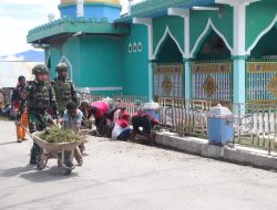 Karya Bakti Satgas Yonif 521/DY Bersama Masyarakat di Masjid Al Aqsa Sambut Idul Fitri 1447 H di Distrik Walesi