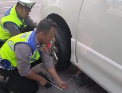 Personel Pos Pelayanan KM 164 Tol Cipali Sigap Bantu Pemudik Alami Kebocoran Ban