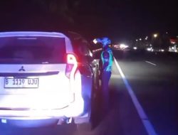 Anggota Tim Urai Satlantas Polres Majalengka Bantu Pemudik Alami Kendala di KM 164 Tol Cipali