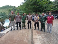 Petugas Gabungan Pantau Wisatawan di Pantai Paranggupito Wonogiri