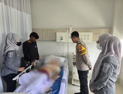 Sie Dokes Polres Majalengka Cek Kesehatan Korban Laka Lantas yang Mengalami luka berat di RS Plumbon Sumber Jaya.