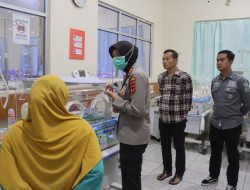Wujud Kepedulian, Kapolres Majalengka Jenguk Langsung Bayi Perempuan yang Ditemukan di Rumah Kosong Sindang