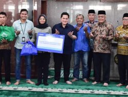 Menpora Erick Serahkan Santunan Zakat Ramadan untuk Para Mustahik di Lingkungan Kemenpora