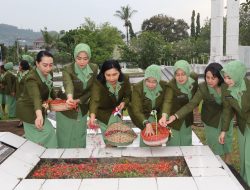 Ziarah Penuh Makna, Ketua Persit KCK Daerah XVIII/Kasuari Pimpin Penghormatan di TMP Trikora Jelang HUT ke-80 Persit KCK