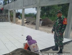 Babinsa Dampingi Pemasangan Keramik Pembangunan KDKMP di Desa Sedayu