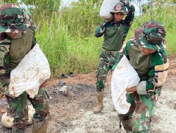 Gotong Royong Satgas Yonif 123/Rajawali Perbaiki Jalan Rusak di Kimaam, Akses Vital ke Pelabuhan Kembali Lancar