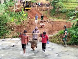 Gotong Royong TNI Dan Warga Dalam Percepatan Pembangunan Jembatan Gantung Garuda