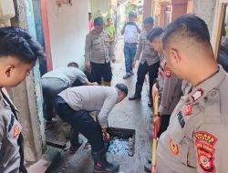 Polisi Sigap Bantu Warga Bersihkan Material Sisa Banjir