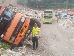 Truk Tronton Terguling di Jalur Alternatif Wih Porak, Diduga Akibat Jalan Licin