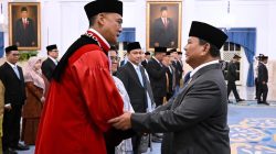 Presiden Prabowo Subianto Lantik Hakim Konstitusi, Ketua dan Anggota Ombudsman RI, serta Duta Besar Luar Biasa dan Berkuasa Penuh (LBBP) Republik Indonesia di Istana Kepresidenan, Jakarta