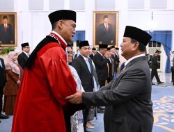 Presiden Prabowo Subianto Lantik Hakim Konstitusi, Ketua dan Anggota Ombudsman RI, serta Duta Besar Luar Biasa dan Berkuasa Penuh (LBBP) Republik Indonesia di Istana Kepresidenan, Jakarta