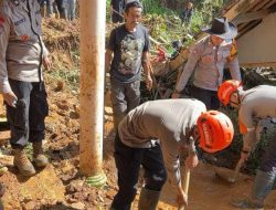 Gerak Cepat Tim SAR Sat Brimob Polda Jabar, Korban Longsor di Sumedang Berhasil Ditemukan