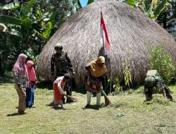 Ciptakan Honai Bersih dan Sehat, Satgas Yonif 521/DY Gelar Karya Bakti Bersama Warga di Distrik Walesi