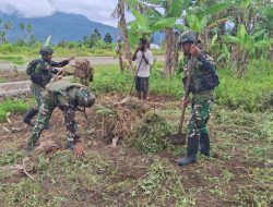 Bangkitkan Semangat Bertani, Satgas Yonif 521/DY Bantu Penyiapan Lahan dan Salurkan Pakaian Layak di Distrik Kobakma