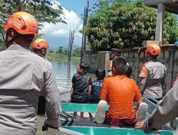 Sigap ! Tim SAR Sat Brimob Polda Jabar Turun Tangan Bantu Warga Terdampak Banjir di Rancaekek