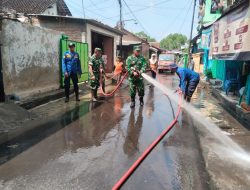 Danramil 03 Serengan Pimpin Langsung Kerja Bakti Pasca Banjir di Kelurahan Joyotakan