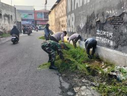 Implementasi Jum’at Bersih, Babinsa, Aparat Kelurahann Linmas & Warga Gotong Royong Bersih-Bersih Lingkungan