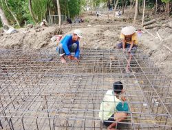 Semangat Tak Terbendung! Konstruksi Besi Jembatan Gantung Garuda di Cerme Kian Menguat