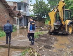 Banjir Rendam Permukiman di Karangpawitan, Polisi Sigap Cek TKP dan Lakukan Penanganan