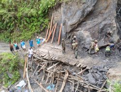 Sigap dan Peduli Binter TNI, Satgas Yonif 521/DY Tangani Perbaikan Jembatan Longsor di Distrik Eragayam