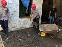 Polisi Kembali Bersihkan Material Bekas Banjir di Karangpawitan