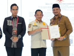 Kasatgas Tito Saksikan Penyerahan Surat Pernyataan Memberikan Bantuan Keuangan Khusus