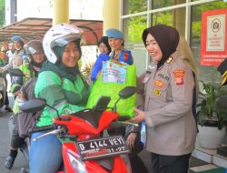 Polwan Polda Jabar Bagikan 100 Paket Sembako untuk Driver Ojol Perempuan di Hari Kartini