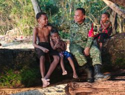 Kedekatan Dandim 1801/Manokwari dengan Anak-Anak Kampung Tanah Rubuh Warnai Pelaksanaan TMMD Ke-128